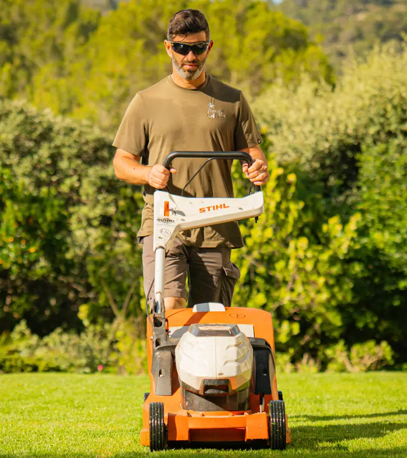 Verlegter und gepflegter Naturrasen in einem Garten auf Mallorca